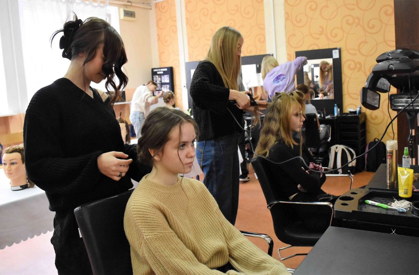 "Fryzomania", to nazwa konkursu fryzjerskiego dla uczniów...