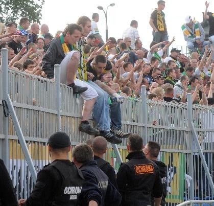 Na początku meczu kilku kibiców Falubazu zawisło na płocie okalającym sektor gości. Po interwencji ochrony został na nim jedynie "gniazdowy&#8221; od dopingu.