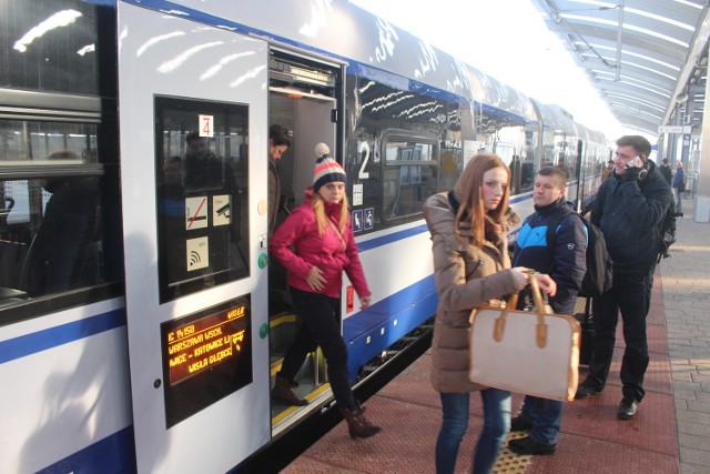 Wczoraj m.in. na stację kolejową w Katowicach, Pszczynie i Bielsku-Białej wjechały następne PesaDARTY czyli nowe pociągi PKP Intercity. Nowoczesne pociągi będą teraz kursować na trasie do Katowic, Bielska Białej, Wisły i Warszawy. Kolejne pociągi trafią także do Białegostoku i Lublina.