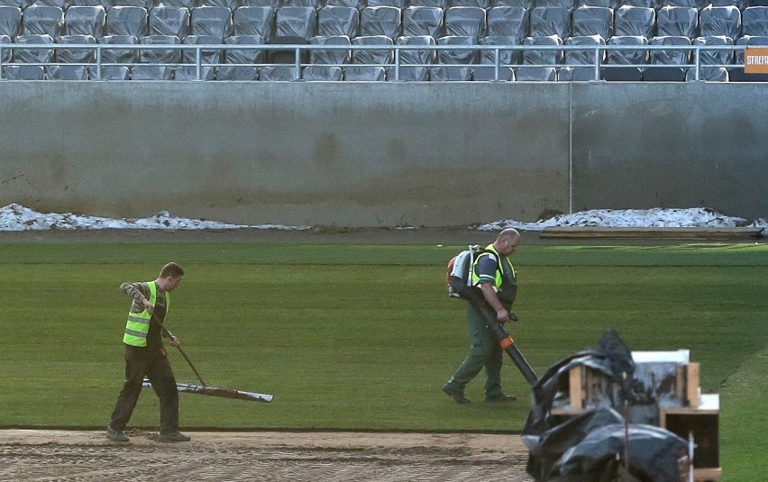 Nowa trawa rozkładana jest już na stadionie Pogoni Szczecin