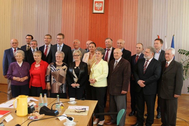 Członkowie nowej rady zrobili sobie pamiątkowe zdjęcie m.in. z wojewodą, starostą, burmistrzem i przewodniczącym rady miejskiej.