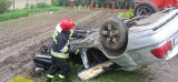 26-latek w bmw uderzył w betonowy przepust. Auto spadło na dach 10 metrów dalej. (zdjęcia)