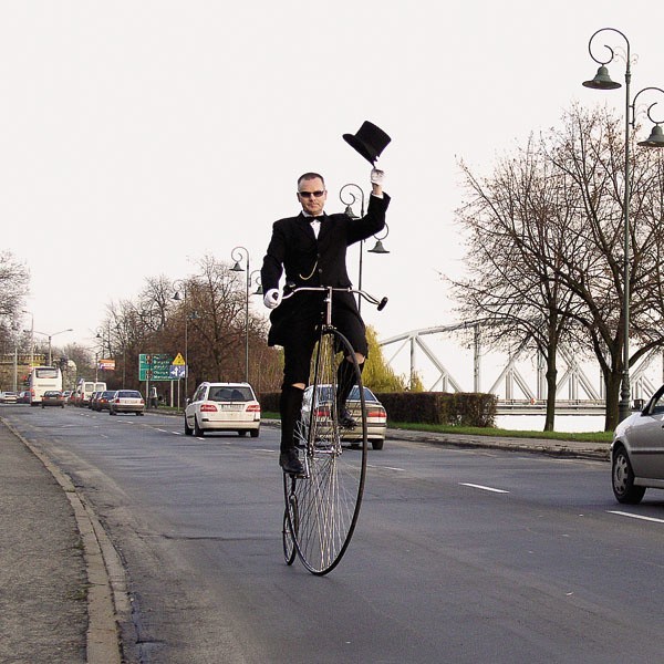 Janusz Brodziński z uśmiechem wspomina miny swoich podwładnych, gdy po raz  pierwszy  zobaczyli  go na bicyklu.