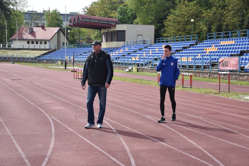 Adam Masaczyński i inni biegacze z grupy trenera Krzysztofa Jóźwika mieli sprawdziany formy na kieleckim stadionie [ZDJĘCIA]