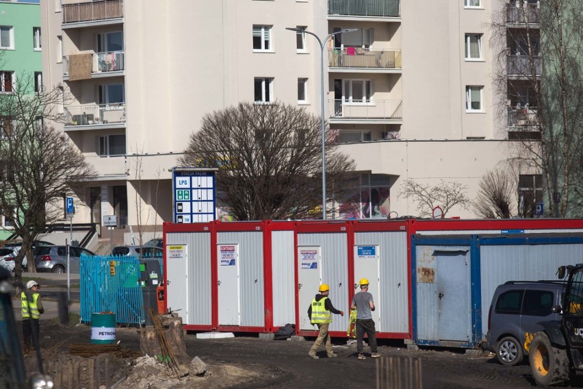 Obecnie trwają prace przy wylewaniu fundamentów budynku,...