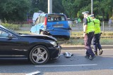 Wypadek na ul. Legnickiej we Wrocławiu. Zderzyły się dwie osobówki. Auto dachowało i spadło na tory tramwajowe [ZDJĘCIA, FILM]