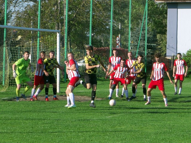 Promyk Urzejowice (żółto-czarne stroje) udanie zrehabilitował się za ostatnią wysoką porażkę z Dobkowicami, wysoko pokonując Orkan Zapałów (5:0).