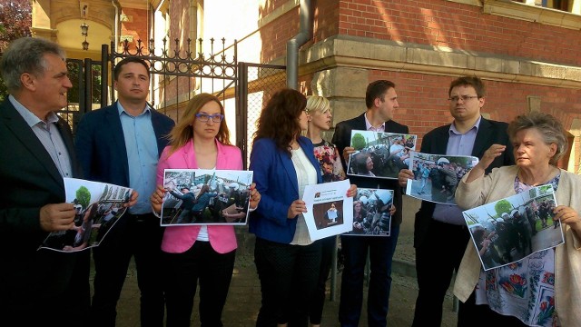 Radni PO pokazywali zdjęcia z manifestacji, na których widać, jak radna Kołakowska z córką biorą udział w przepychankach z policją. Mieli też wydrukowany kontrowersyjny wpis radnej z facebooka