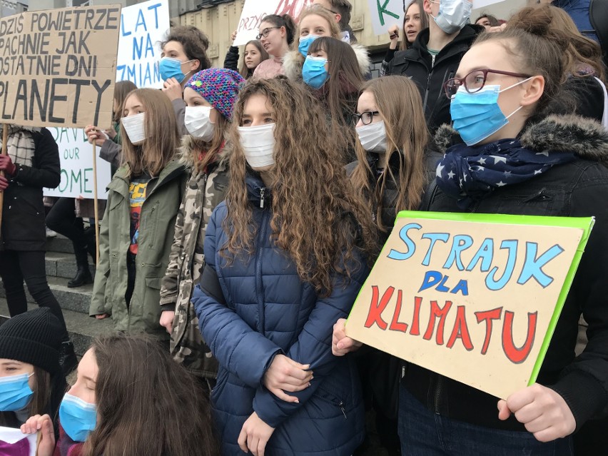 Tłumy uczniów na Młodzieżowym Strajku Klimatycznym w...