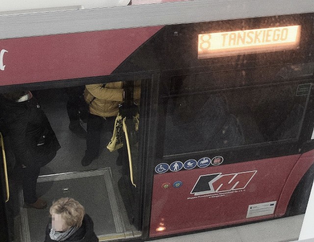 Do niebezpiecznej sytuacji doszło w autobusie nr 8 MPK Stargard. Jadący nim pasażerowie bronią się na Facebooku, że był tłok i hałas.