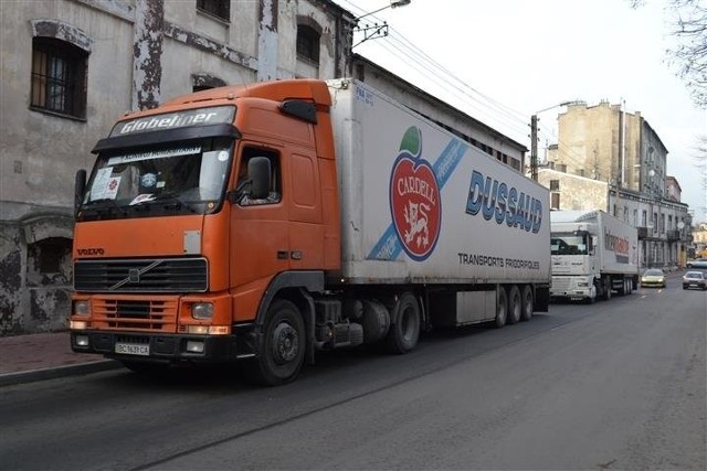 Konwój trzech ciężarówek wyruszył z Częstochowy do Drohobycza. Wiezie 65 ton towarów