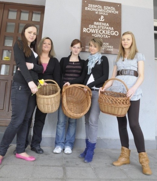- W tych koszach mieliśmy żonkile, które wręczaliśmy ludziom dającym nam pieniądze dla hospicjum - mówią uczniowie ZSE w Opolu.