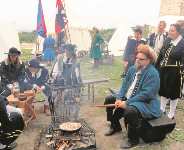 Życie obozowe - pokaz grup rekonstrukcyjnych na zamku w Rudnie