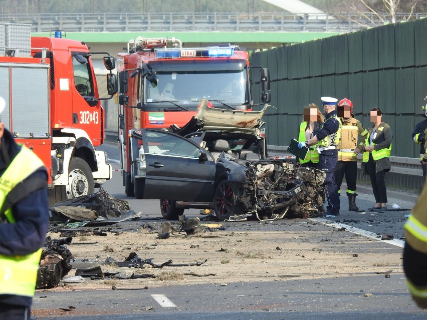 Wypadek na DK19. Czołowe zderzenie ciężarówki z oplem