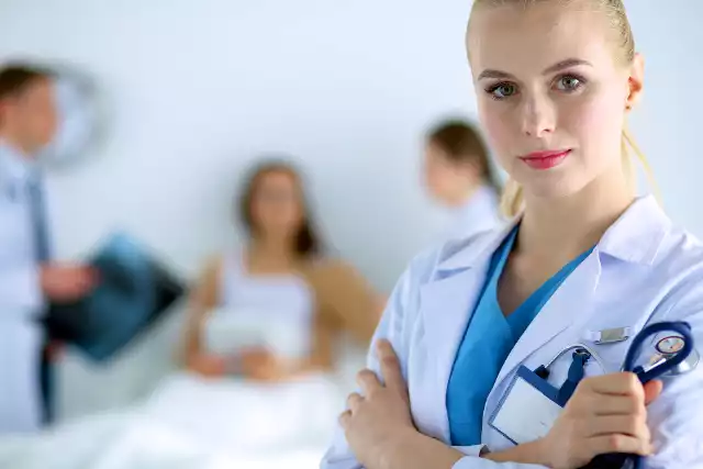 Kobiety w służbie zdrowia są dyskryminowane nie tylko przez mężczyzn! Najczęściej dotyka to ratowniczki medyczne i lekarki.