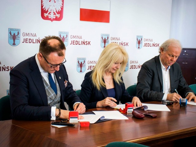 Umowę w sprawie tej inwestycji podpisali: Kamil Dziewierz, wójt gminy Jedlińsk, Ilona Starzyńska, skarbnik gminy, a także Stefan Tatarek, prezes firmy ELTAST.