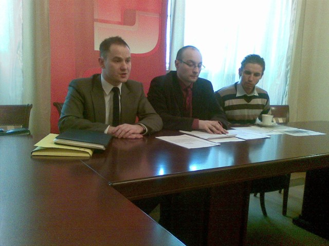 Konferencja zielonogórskich radnych SLD. Od lewej: Radosław Brodzik, Artur Hebda, Filip Gryko.