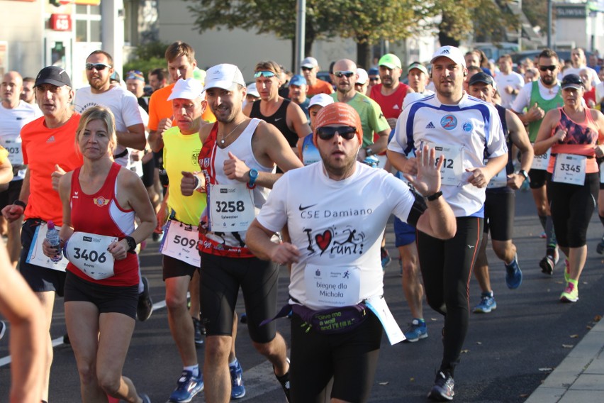 Zdjęcia z maratonu w Poznaniu 2018 - biegacze na pierwszym...