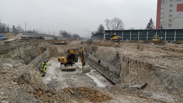 Centrum przesiadkowe Opole Wschodnie. Powstaje drugi segment nowego tunelu w nasypie kolejowym. Co jeszcze dzieje się na placu budowy?
