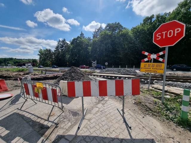 Zamknięty przejazd kolejowy w Papowie Toruńskim - Osieki