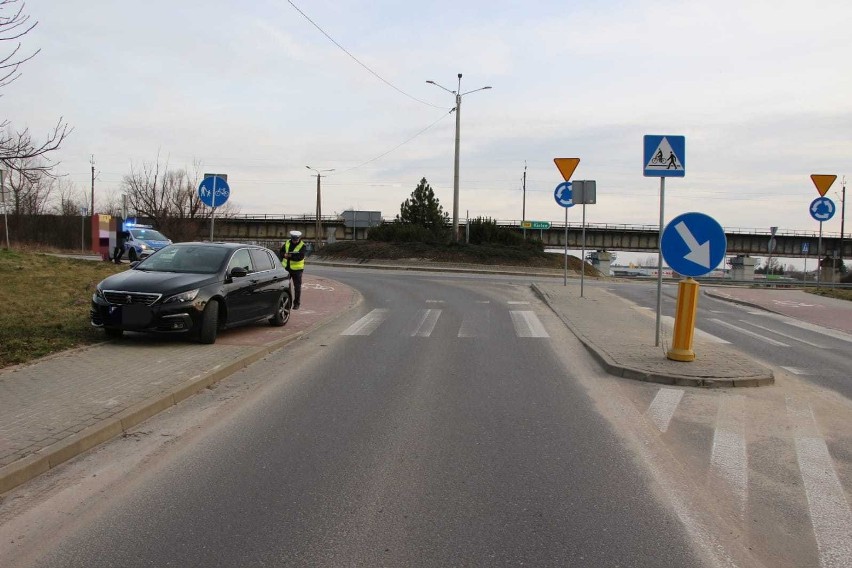 Potrącenie rowerzysty na rondzie w Staszowie. Mężczyzna w szpitalu