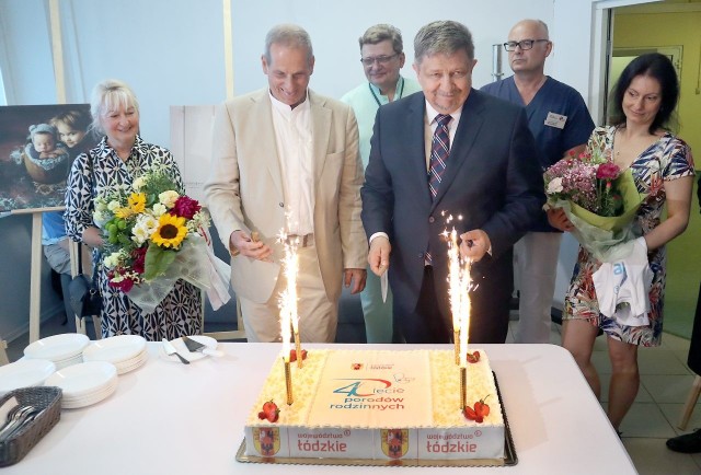 Z okazji 40. rocznicy pierwszego porodu rodzinnego w Ośrodku Szpitalnym im. M. Madurowicza był tort i kwiaty dla mamy i córki.