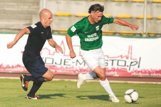 Robert Szczot (z piłką) po kontuzji jest w coraz lepszej dyspozycji. Wczoraj strzelił gola w sparingu przeciwko amatorskiej reprezentacji Kujawsko - Pomorskiego ZPN.