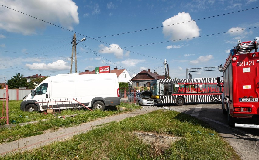 Wypadek z udziałem autobusu MKS w Trzebownisku. Rannych 13 osób [FOTO, WIDEO]