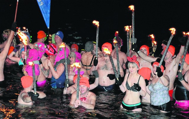 W sobotę tuż po nowiu Księżyca  na plaży w Czaplinku miał miejsce II Międzygalaktyczny Zlot Morsów. Poubierani w kosmiczne, odlotowe, fantazyjnie kolorowe stroje morsy przybyły z Białogardu, Polic, Świdwina, Miastka, Kalisza Pomorskiego, Białego Boru, Zarańska, Białego Zdroju, Karlina, Bornego Sulinowa, Połczyna Zdroju, Studniczki, Broczyna, Piły, Gniezna, Mirosławca, Gryfic,  Silnowa, Siemczyna, Szczecina, Złocieńca, Piławy, Kluczkowa, Kołobrzegu, Szczecinka, oczywiście z Czaplinka, a nawet z Chrzanowa i Mińska Mazowieckiego. Po rozgrzewce prowadzonej przez Marcelinę, zaopatrzone w pochodnie  kosmiczne morsy radosnym sprintem wbiegły do przerębla w krystaliczne wody jeziora Drawsko. Marcelina BeActiv przygotowała atrakcyjne konkursy i tor przeszkód, a finałem imprezy było  losowanie nagród przygotowanych przez Ośrodek Stare Kaleńsko, Biuro Turystyczne Mrówka, Osadę  Sławogród, gospodarstwo Chata Toniego z Nowego Drawska,  Żelisławski Zapiecek, Gospodarstwo Nad Jeziorkim z Psie  Głowy, Ranczo Monika z Rzepowa, Gospodarstwo Rybylubie z Lubieszewa, Sanatorium Marta z Połczyna Zdroju,  powiat drawski, gminę Czaplinek i Kuźnię Ceramiczną. Uczestnicy Akcji Jezioro Tajemnic opowiedzieli o skarbach ukrytych w jeziorze Drawsko.Wspaniałą atmosferę zawdzięczaliśmy wsparciu i uczestnictwu gminy Czaplinek, Lokalnej Organizacji Turystycznej z Czaplinka, ZGK, CzOK, Młodzieżowego Szkolnego  Biura Turystycznego,  Pasieki Fujarskich, Stowarzyszenia Lobelia  Pogotowia Ratunkowego, młodzieży z Rescue Team, Marceliny BeActiv, Morsów Bez Forsy z Czaplinka i  strażaków z OSP, którzy wykonali przerębel, zapewnili oświetlenie, nagłośnienie, muzykę oraz namiot termiczny. Zobacz także XV Międzynarodowy Zlot Morsów w Mielnie