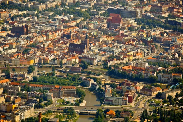 Bezrobocie, napływ emigrantów, a może złe zarządzanie miastem? Co może Wrocławiowi zaszkodzić najbardziej w najbliższych latach. To ciekawe pytanie zarówno w kontekście sytuacji społecznej, jak i zbliżających się wyborów samorządowych. Wrocławianie ostatnio dwukrotnie odpowiadali w dużych ankietach na tak zadane pytanie. Zarówno w ankiecie dotyczącej Wrocławia 2030 - czyli perspektywie 10-letniej dla miasta jak i w perspektywie 5 letniej we Wrocławskiej Diagnozie Społecznej. Co wynika z tych ankiet? Wyniki są bardzo ciekawe. Poznacie kolejne zagrożenia dla miasta na slajdach w naszej galerii wraz z procentem ankietowanych, którzy tak uważają. W jednym badaniu procenty sumują się do 100, w drugim nie, bo można było podać kilka zagrożeń.