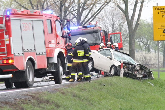 Komenda Główna Policji wskazała najbardziej niebezpieczne drogi w kraju. Policjanci w najnowszym raporcie poświęconym wypadkom na drogach wskazali czarną listę dróg krajowych i autostrad w Polsce. Jak czytamy w raporcie "Wypadki drogowe 2018", głównymi przyczynami wypadków były: - nieustąpienie pierwszeństwa przejazdu, - niedostosowanie prędkości do warunków ruchu, - nieustąpienie pierwszeństwa na przejściu dla pieszych- niezachowanie bezpiecznej odległości między pojazdami.Gdzie zginęło najwięcej osób? Najniebezpieczniejsze drogi przebiegają także przez nasz region - sprawdź!Listę najniebezpieczniejszych dróg w Polsce znajdziesz na kolejnych slajdach >>>