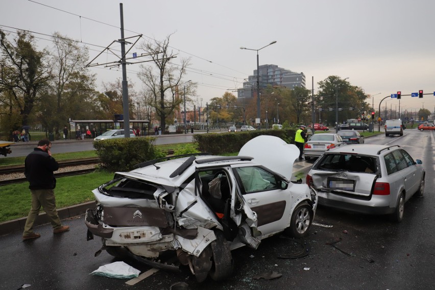 Karambol w Bydgoszczy. Kierowca nissana szarżował i spowodował wypadek. Pięć osób trafiło do szpitala [zdjęcia]