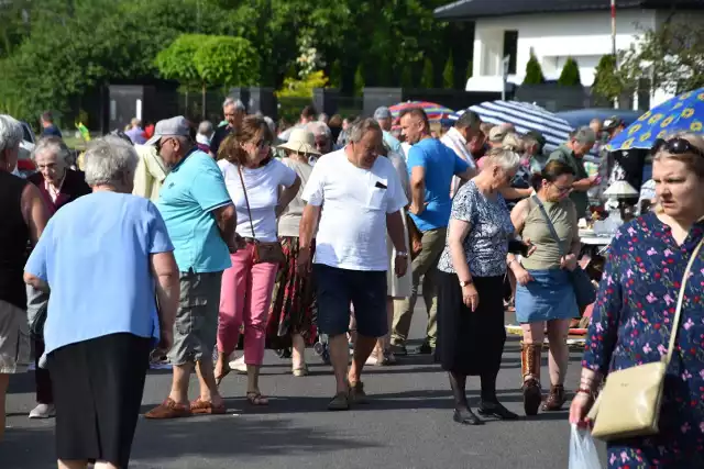Wiele osób pojawiło się w niedzielę, 19 czerwca na targu w Rozwadowie.