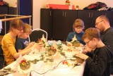 Warsztaty pachnące świętami z kiermaszem dla małych i dużych. Babki z polotem pomagały tworzyć ozdoby bożonarodzeniowe