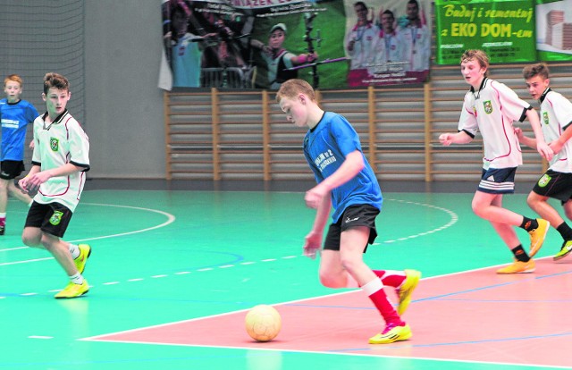               W meczu grupowym drużyna Gimnazjum numer 2 w Pińczowie (niebieskie koszulki) uległa 1:2 ekipie Gimnazjum w Działoszycach.
