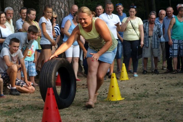 Jedną z tradycyjnych konkurencji podczas Sołtysiady w Garbatce-Letnisko jest wyścig z oponą.