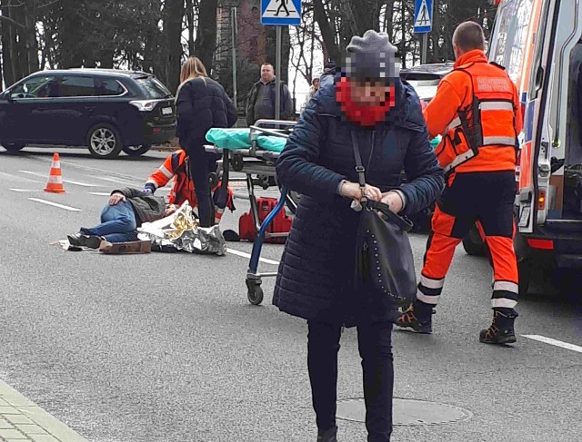 Do zdarzenia doszło we wtorek 12 marca około godz. 12.40 w okolicy ronda Anny German. Na miejscu przyjechała policja i zespół pogotowia ratunkowego.- Do potrącenia doszło na przejściu dla pieszych na wysokości Biedronki - poinformowała nas podinsp. Małgorzata Stanisławska.Utrudnienia występowały w rejonach ulicy Ptasiej i Botanicznej. Pogotowie zajęło się potrąconym mężczyznom, a sprawcą potrącenia jest 18-letni kierowca.WIDEO: Pijany kierowca potrącił cztery osoby. Mamy nagranie z monitoringu