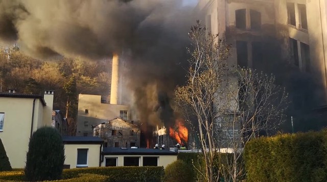 Strażacy dogaszają pożar w opuszczonej fabryce lnu w Ołdrzychowicach Kłodzkich.