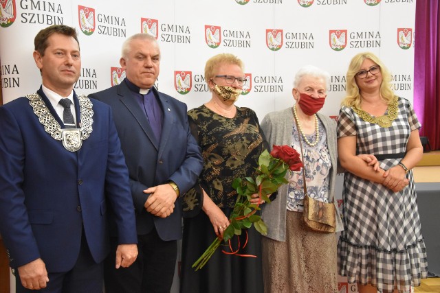Od prawej: Anna Kijowska, przewodnicząca Rady Miejskiej Szubina, Benigna Olszewska, Halina Kaszewska, ks. Tadeusz Lesiński oraz Mariusz Piotrkowski, burmistrz Szubina