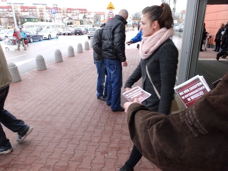 Protest przeciwko zatrudnianiu pracowników w Wigilię Bożego Narodzenia (zdjęcia, wideo)