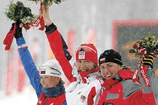 Jedna z najsłynniejszych mam w sporcie, Czeszka Katerina Neumannova (w środku) po zdobyciu w Turynie złotego medalu zimowych igrzysk olimpijskich. Z prawej brązowa medalistka Justyna Kowalczyk (jeszcze nie mama...).