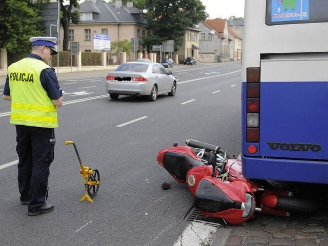 Motocyklista był zmuszony "położyć" maszynę i wbił się pod autobus.