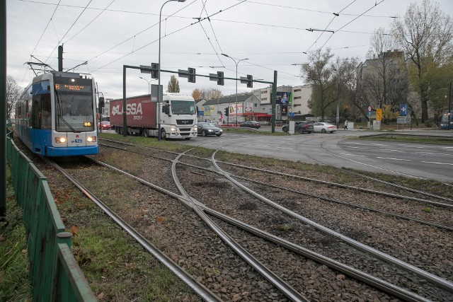 Obecnie tramwaje jadące z Bieżanowa ul. Wielicką nie mogą skręcić w ul. Nowosądecką