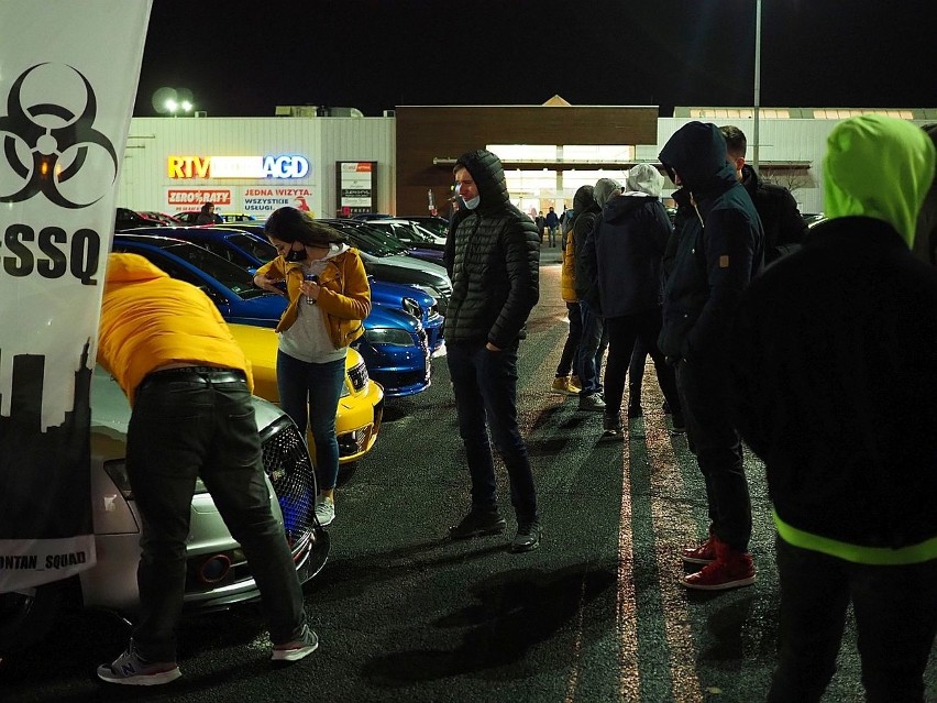 Nocny zlot miłośników samochodów na parkingu Tesco przy ul. Pojezierskiej ZDJĘCIA 