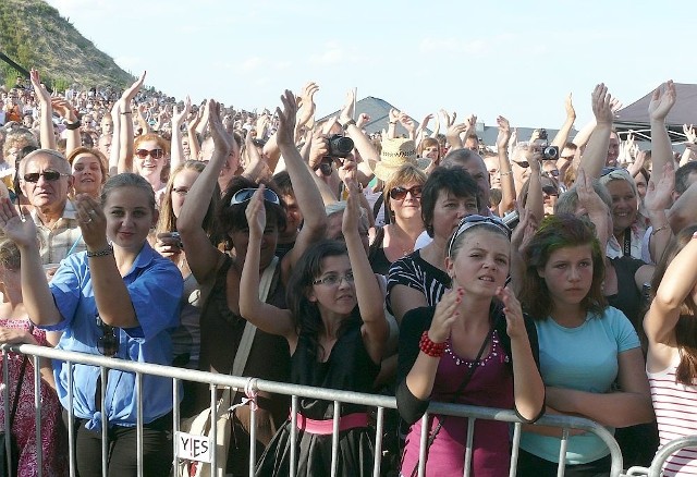 Tak bawiła się publiczność na tegorocznych Szklarkach w Sielcu. Pod sceną bawiło się kilka tysięcy osób.