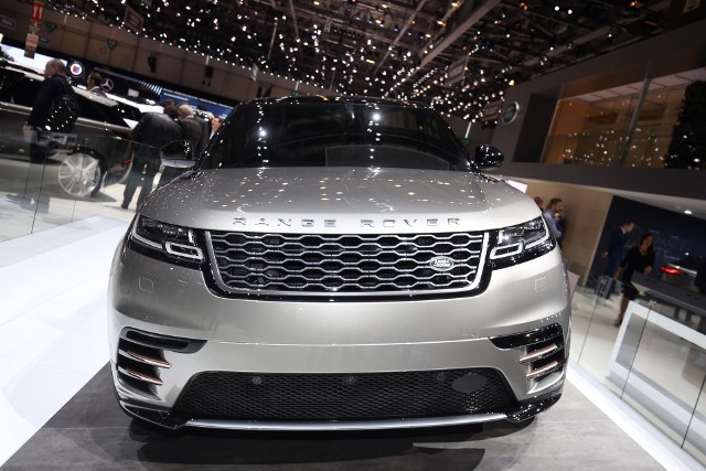 Range Rover Velar Nowość Brytyjczyków ma za zadanie wypełnić lukę między modelami Evoque i Sport, a jego płyta podłogowa wykonana z aluminium, znana jest już z Jaguara F-Pace.Fot. Newspress