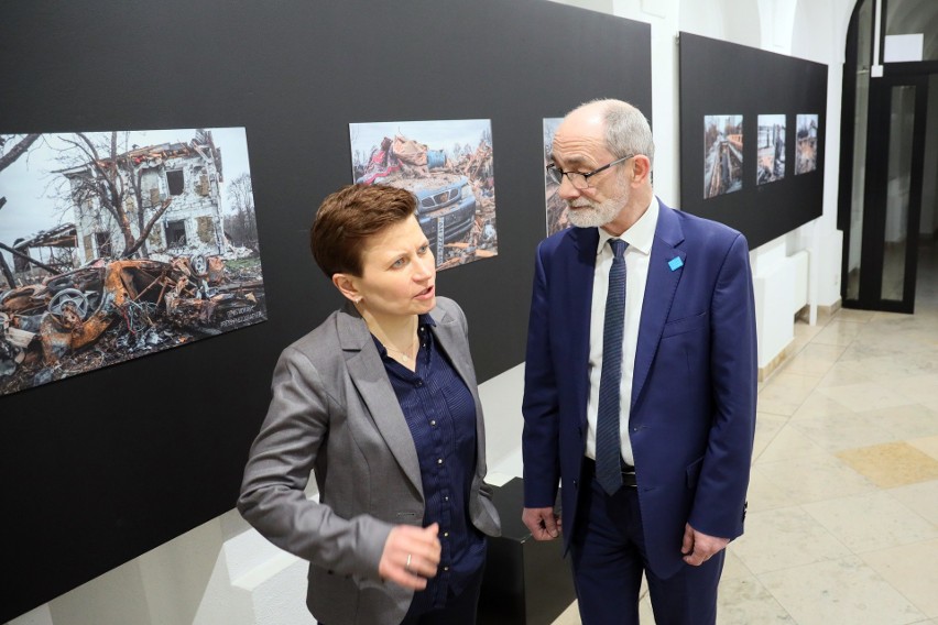 Wystawa fotografii "Ból wojny. Obwód Żytomierski 2022". Pierwsza rocznica napaści rosyjskiej na Ukrainę. Zdjęcia