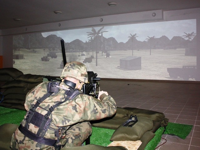 Wirtualne strzelania pozwolą dowódcom na bieżące śledzenie  umiejętności ogniowych jak i taktycznych swoich żołnierzy oraz ocenę kierowania  walką przez dowódcę drużyny.