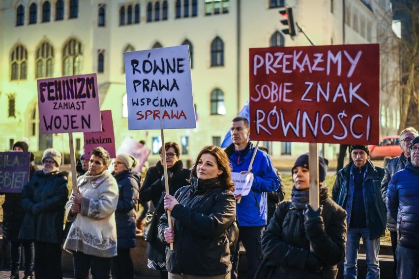 - 100 lat temu kobiety w Polsce uzyskały prawa wyborcze....