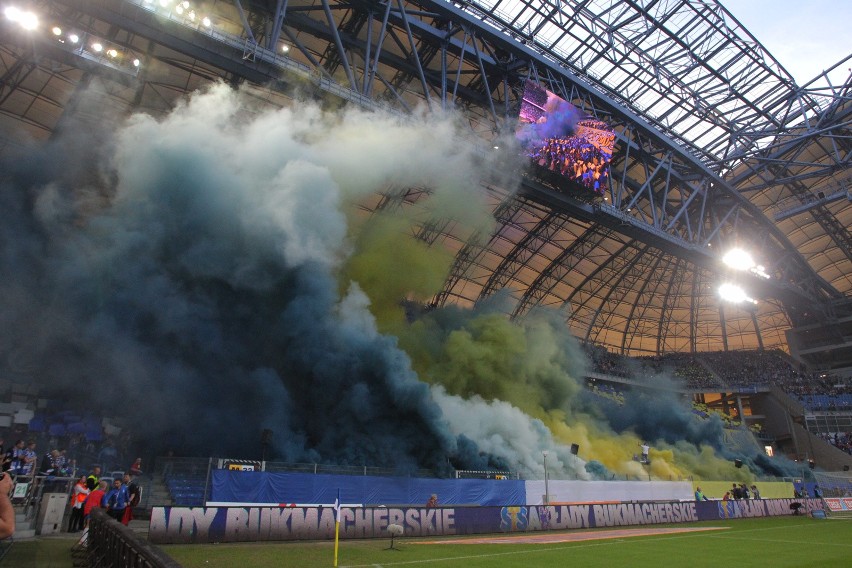 Lech Poznań: Grupa kibiców Ultras Lech przestała istnieć. Kto zajmie się oprawami? Znamy kulisy ataku chuliganów Widzewa Łódź